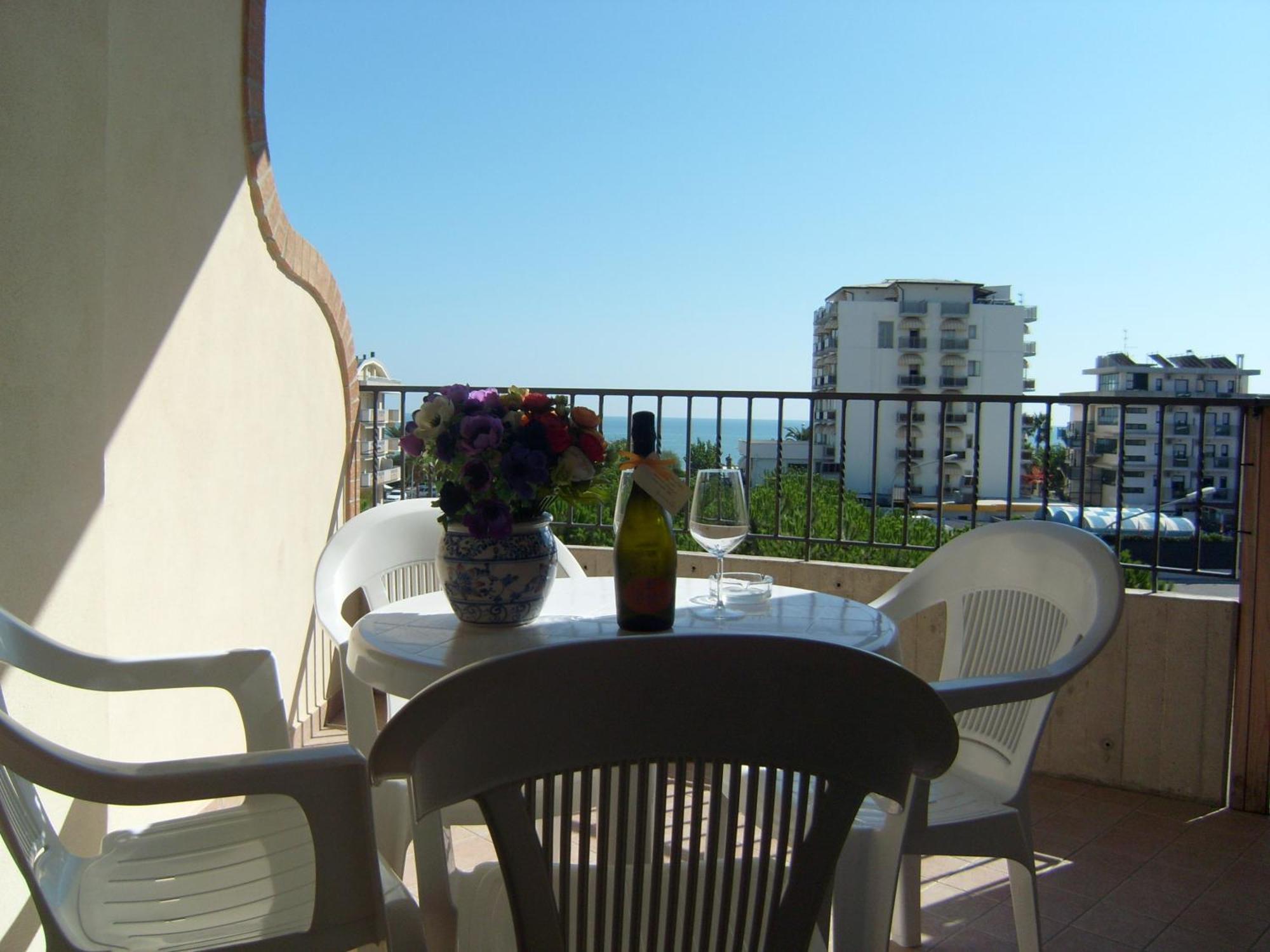 Residence Torre Del Mar Alba Adriatica Habitación foto